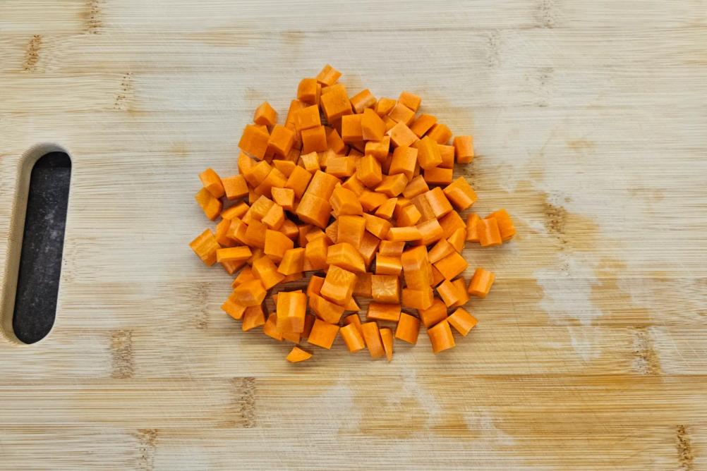 Морква нарізана кубиками, приблизно такого ж розміру, як цибуля.