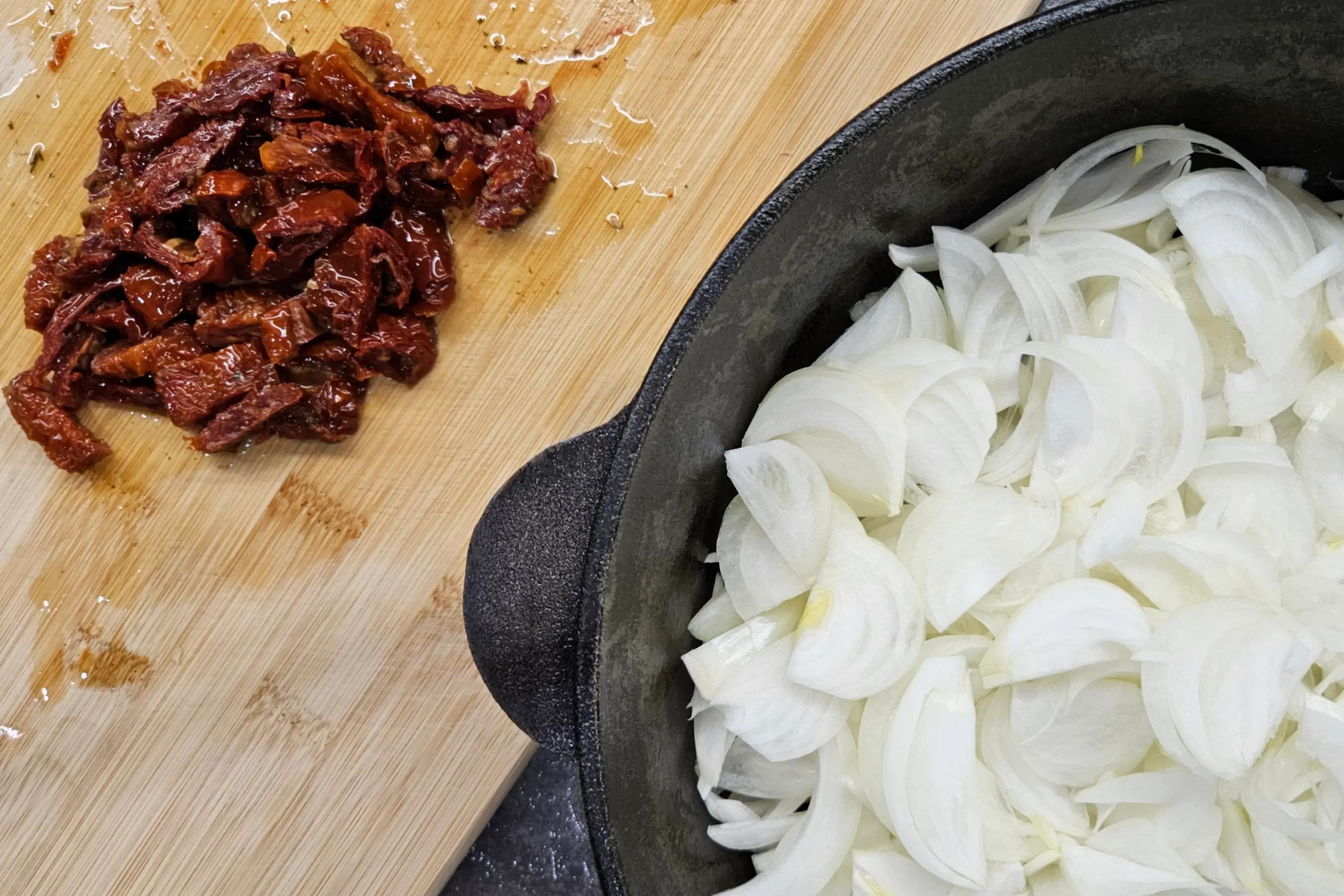 В’ялені томати, нарізані невеликими шматочками.