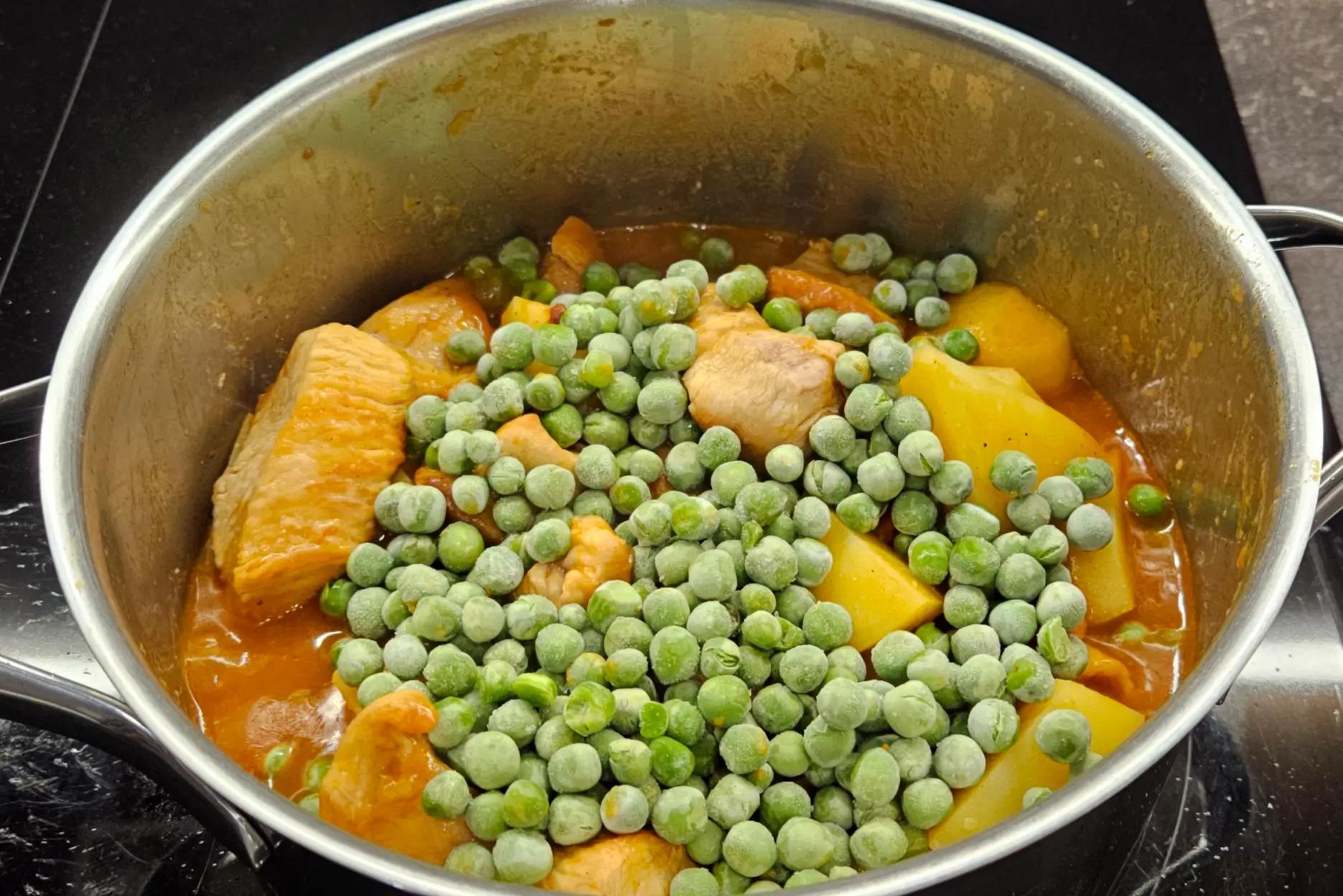 Додаємо зелений горошок перед завершенням приготування.