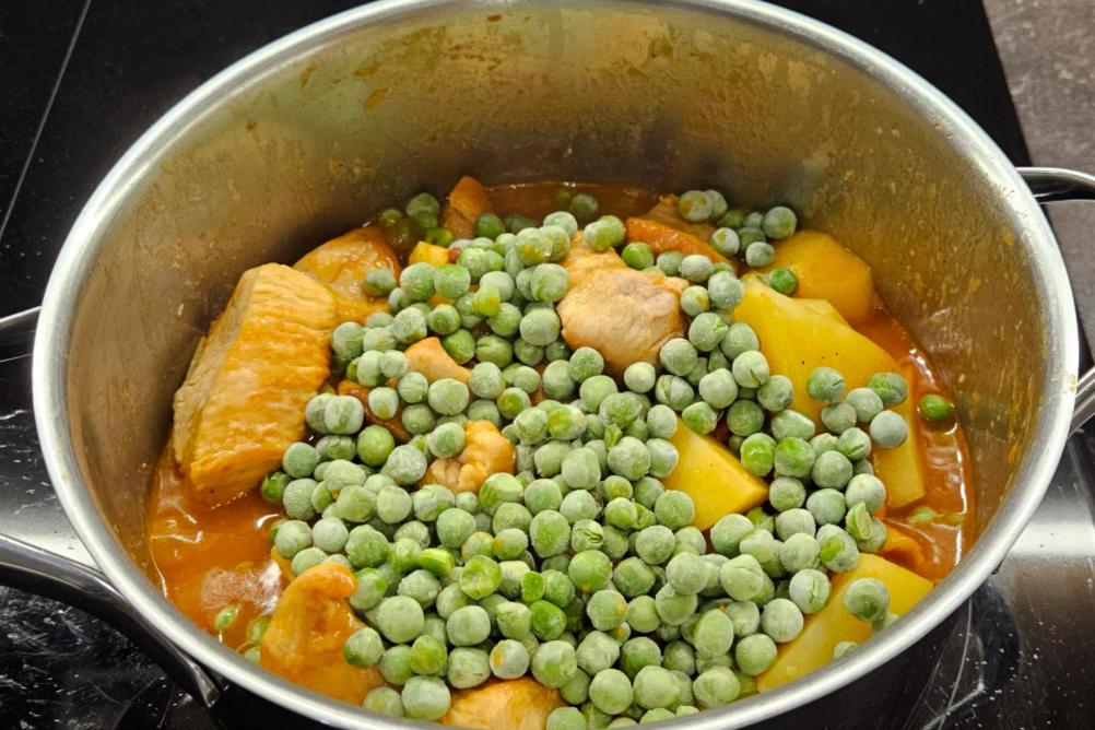 Додаємо зелений горошок перед завершенням приготування.