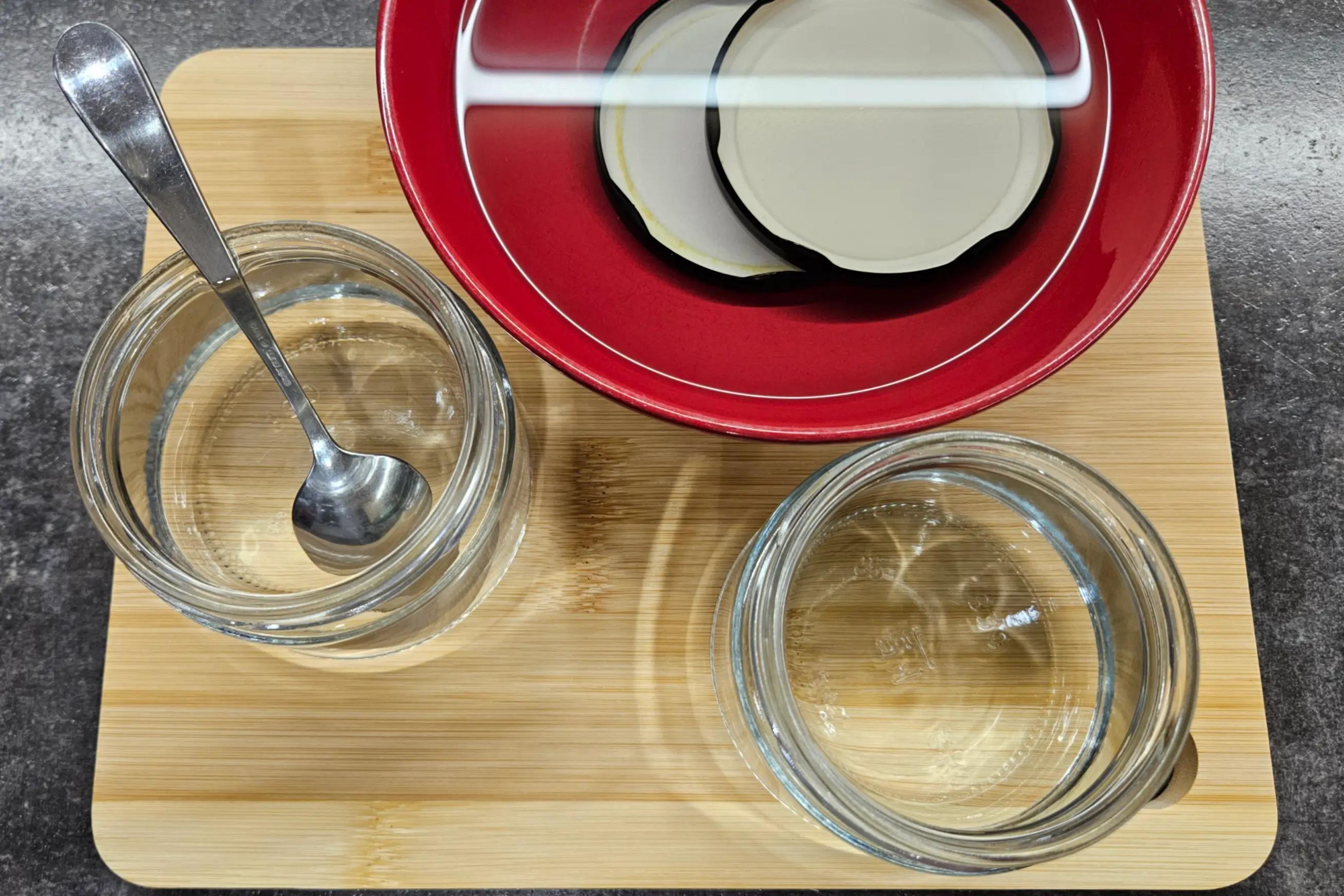 Простерилізована скляна банка для маринованої червоної цибулі.