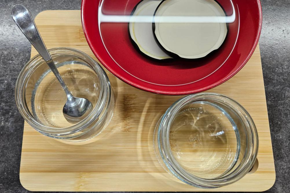 Простерилізована скляна банка для маринованої червоної цибулі.