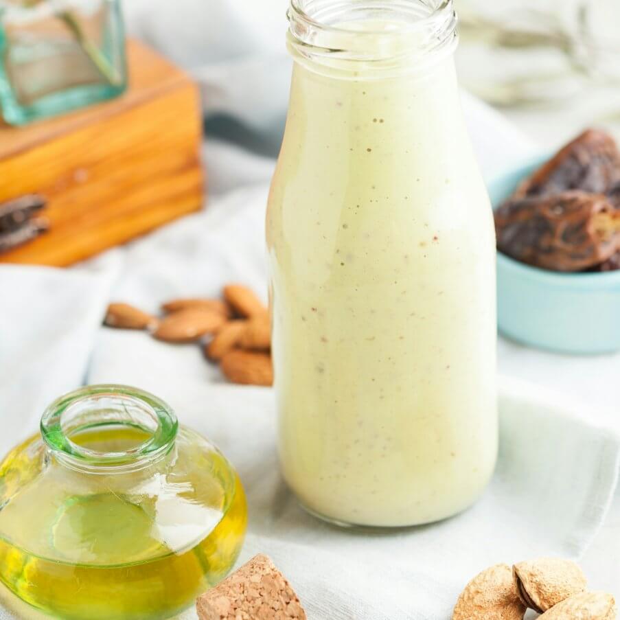 Ємність з білим соусом та ще одна з олією.