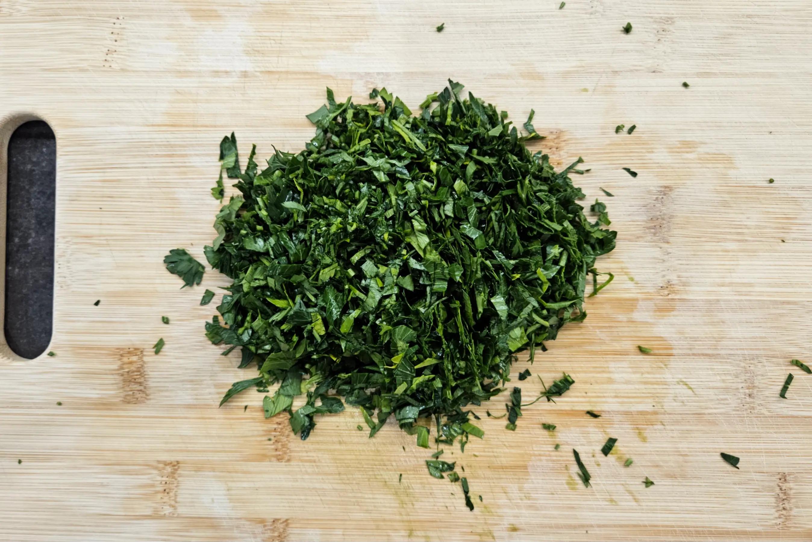 Подрібнення свіжої петрушки після промивання.