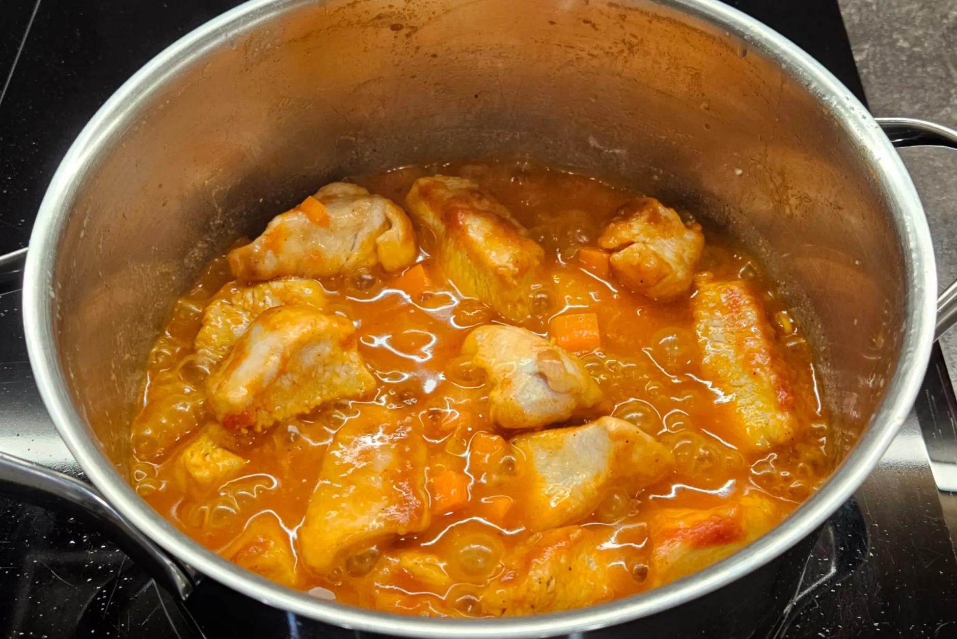 Вливаємо гарячу воду в сковороду для тушкування індички.