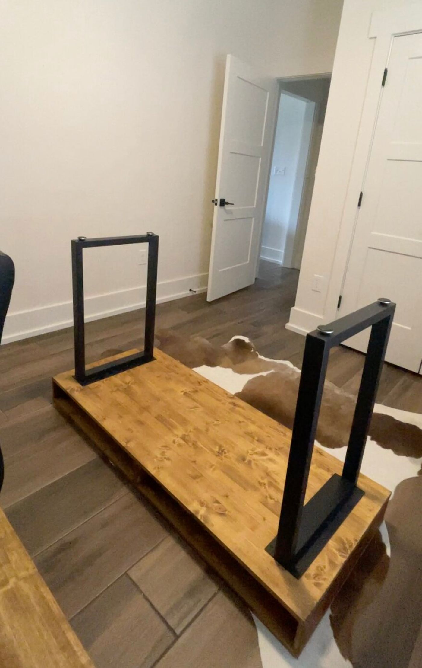 The metal legs going on — sturdy enough to sit in the middle of the room