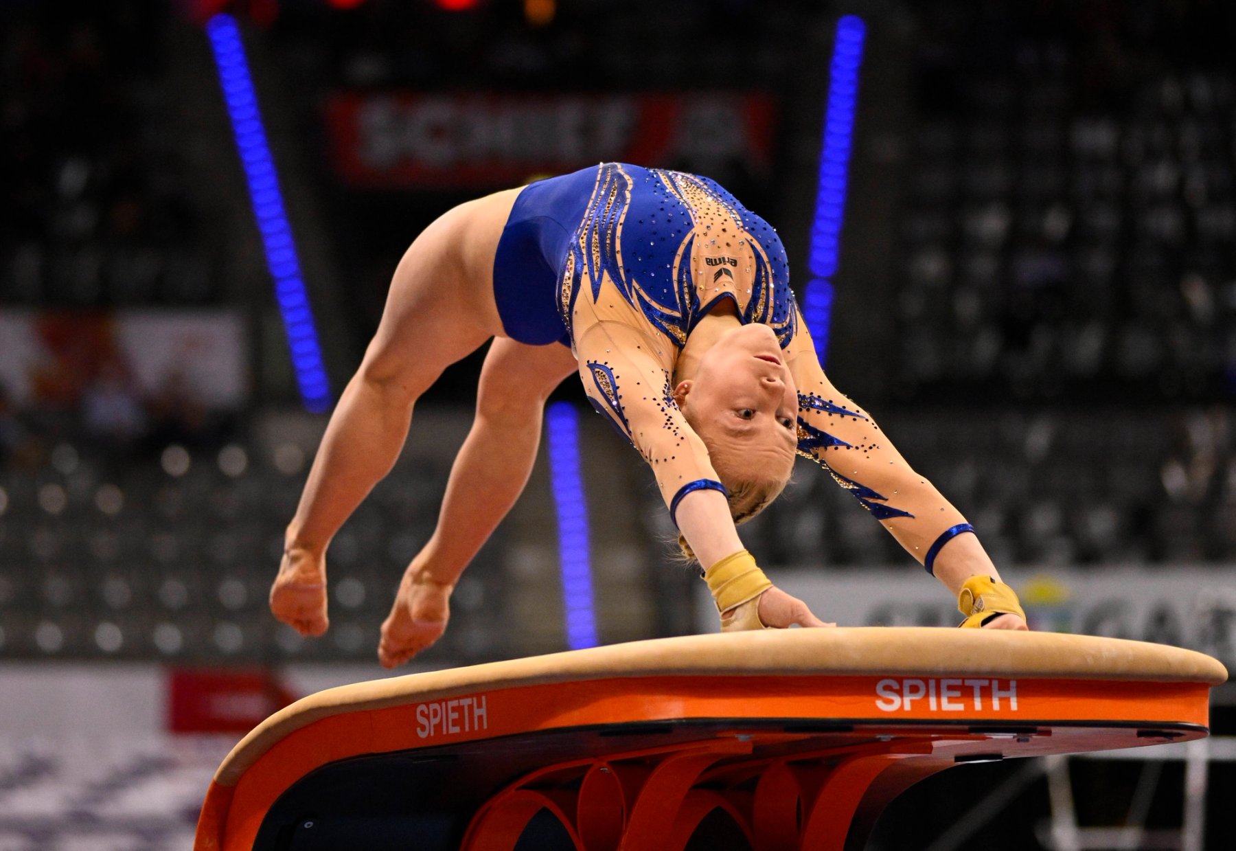 Lea Marie Quaas stützt beim Sprung auf dem Sprungtisch