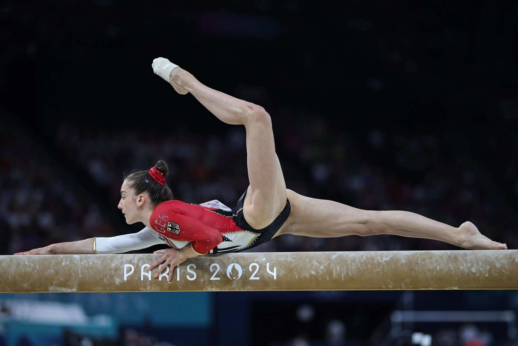Helen Kevric im Spagat auf dem Schwebebalken