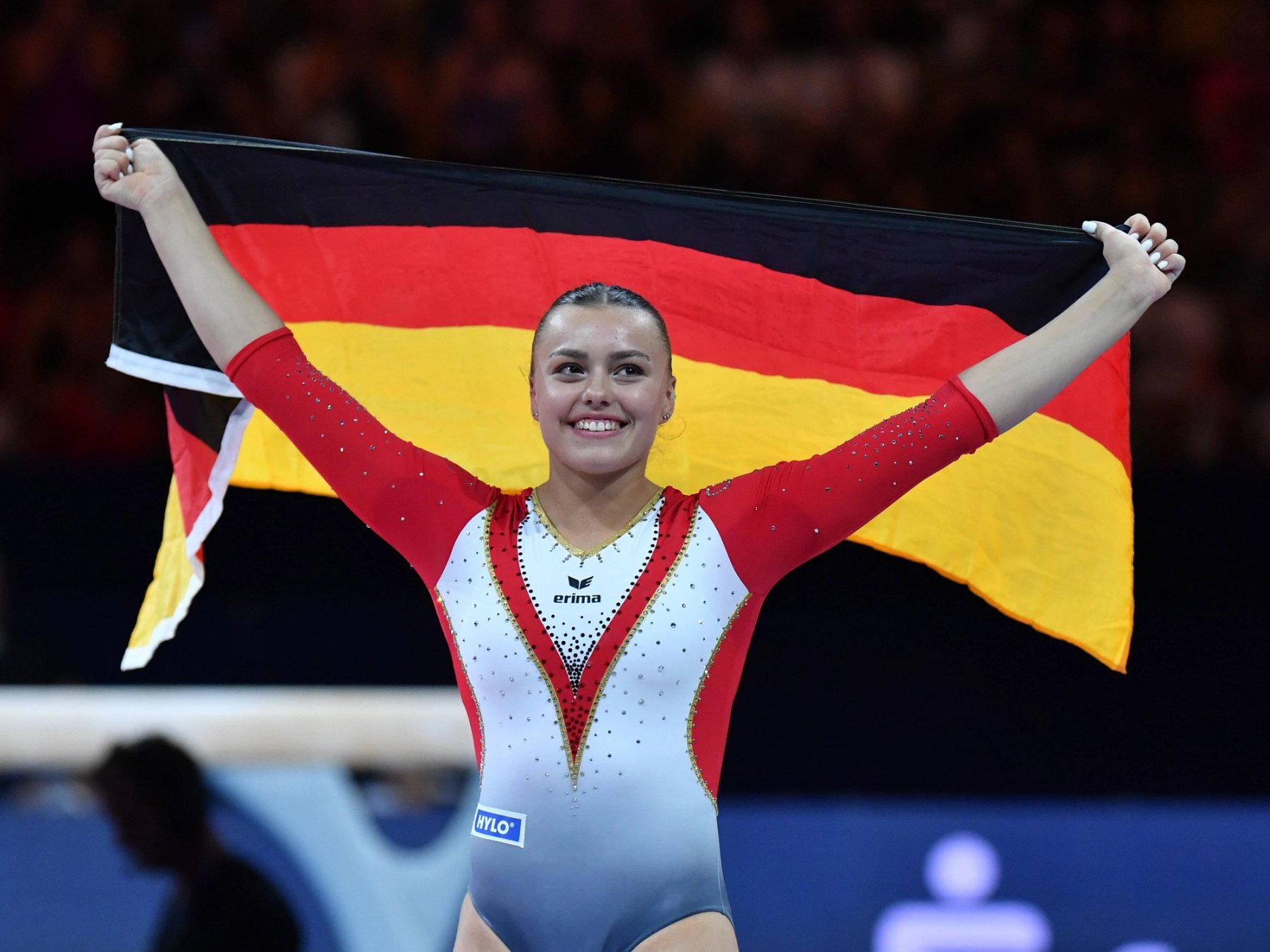 Emma Malewski jubelt mit der Deutschlandfahne