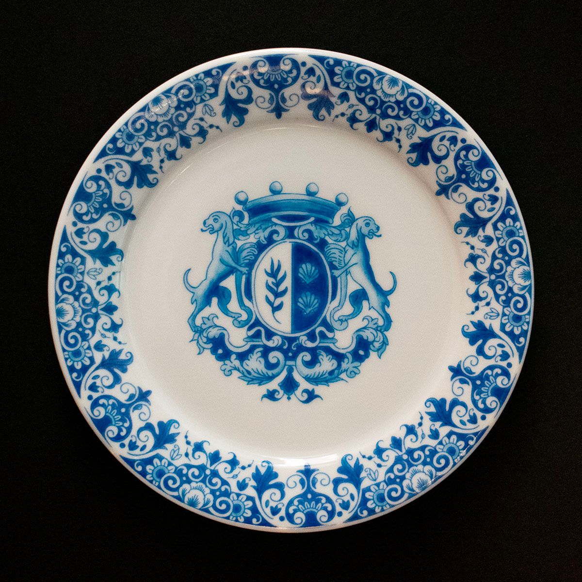 Armorial porcelain plate