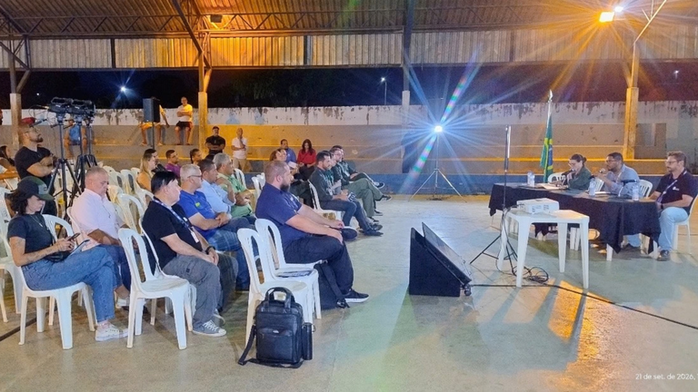 Participantes e técnicos reunidos em uma audiência pública sobre o projeto da BR-020 em Goiás e na Bahia