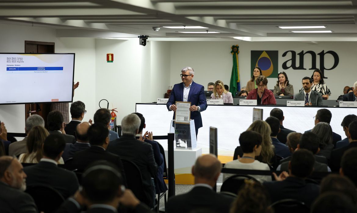 Representante apresenta proposta durante sessão de leilão do pré-sal na sede da ANP no Rio, com participantes e mesa diretora ao fundo