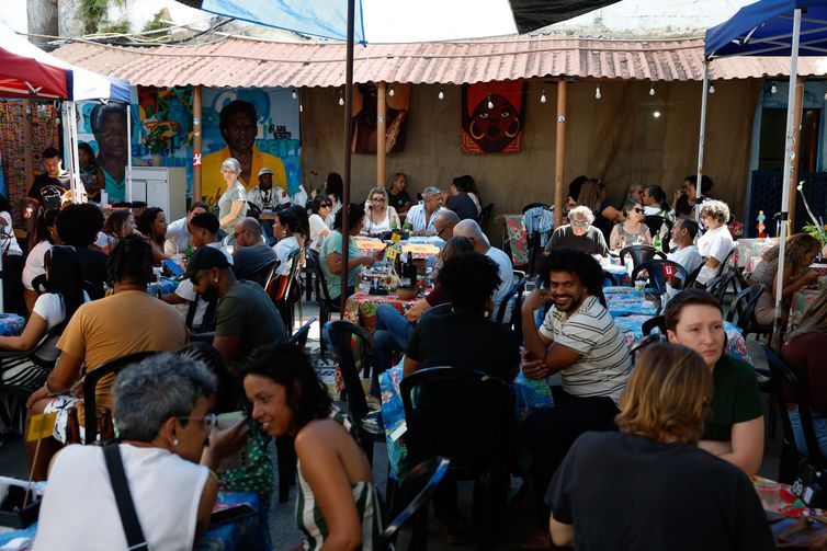 Moradores e visitantes reunidos no quintal do Quilombo Ferreira Diniz, diante de um dos casarões na Glória, Rio de Janeiro