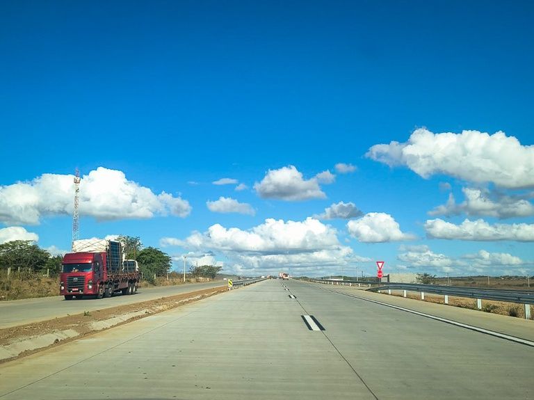 Pistas da BR-230 na Paraíba, com caminhão e veículos circulando no segmento fotografado pelo DNIT