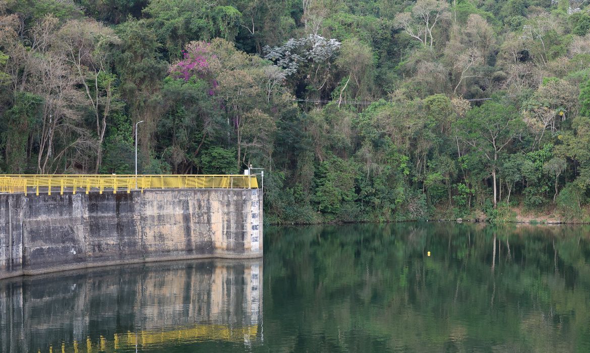 Barragem do rio Juqueri na represa Paiva Castro, um dos reservatórios do Sistema Cantareira, fotografada em 30 de setembro de 2024