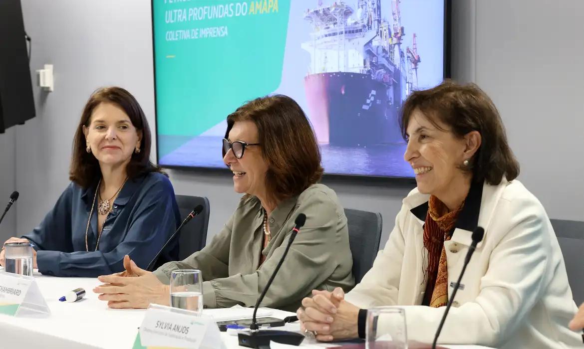 Magda Chambriard e dirigentes da Petrobras apresentam a descoberta no poço Morpho em coletiva de imprensa, diante de tela com imagem da sonda
