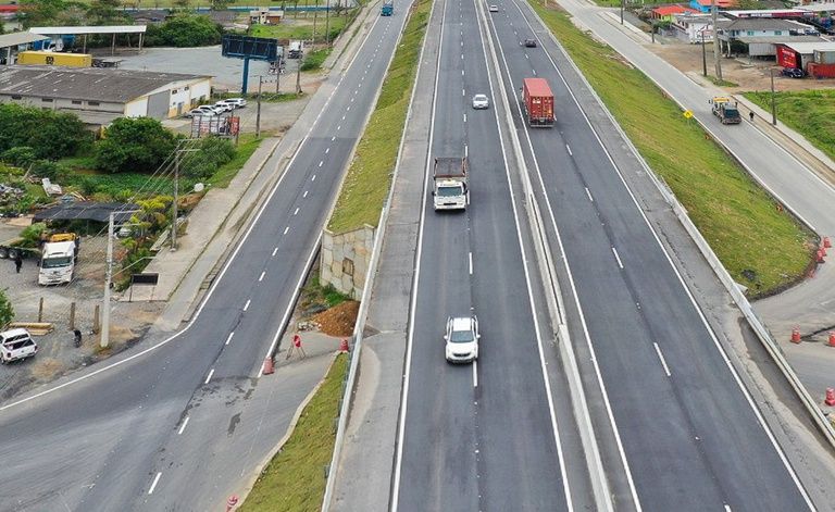 Vista aérea do viaduto e das pistas duplicadas da BR-470 no km 4, em Navegantes, com veículos em circulação