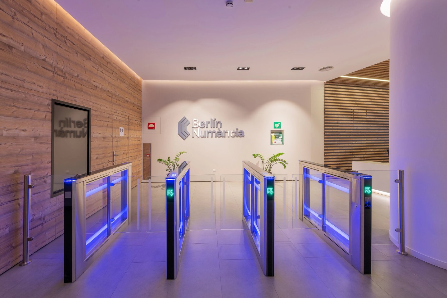 Hall Berlin MidSze-1