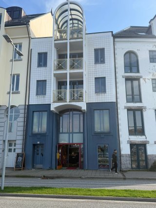 Kongens gate 9 – fasade med inngangsparti og glasstak