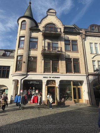 Kongens gate 9 – hovedfasade mot gaten