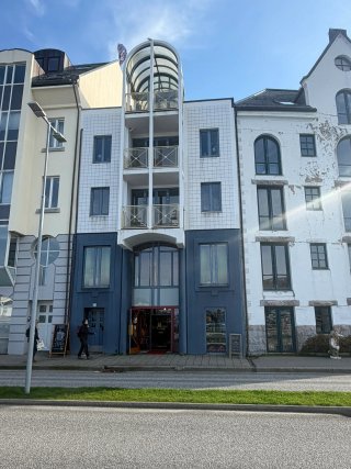 Kongens gate 9 – oversiktsbilde av fasaden med glasstak
