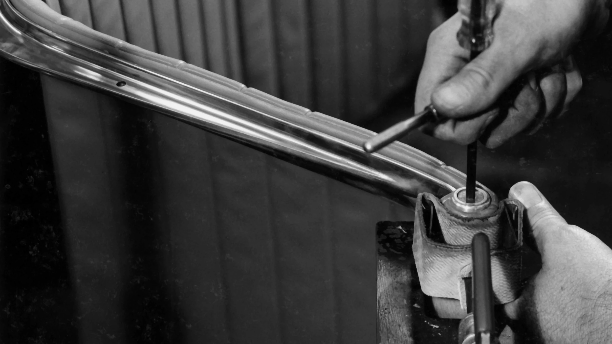 The Eames Aluminum Group seat is affixed to the chair‘s side member. Image courtesy of Herman Miller Archives.