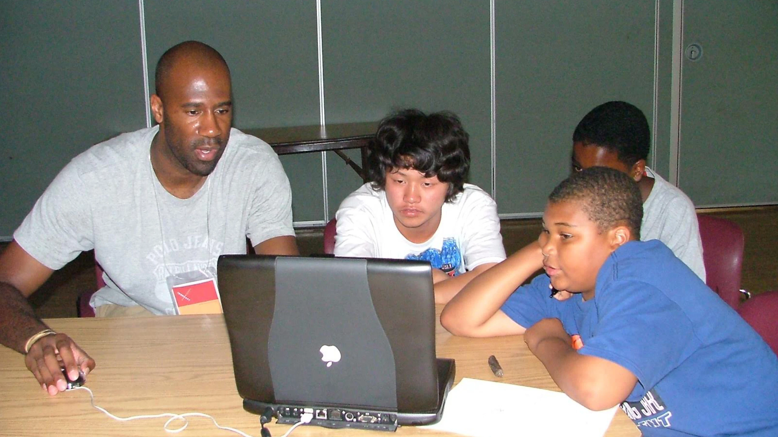 Maurice Woods mentors students at one of the first Inneract Project sessions held in Seattle in 2004.
