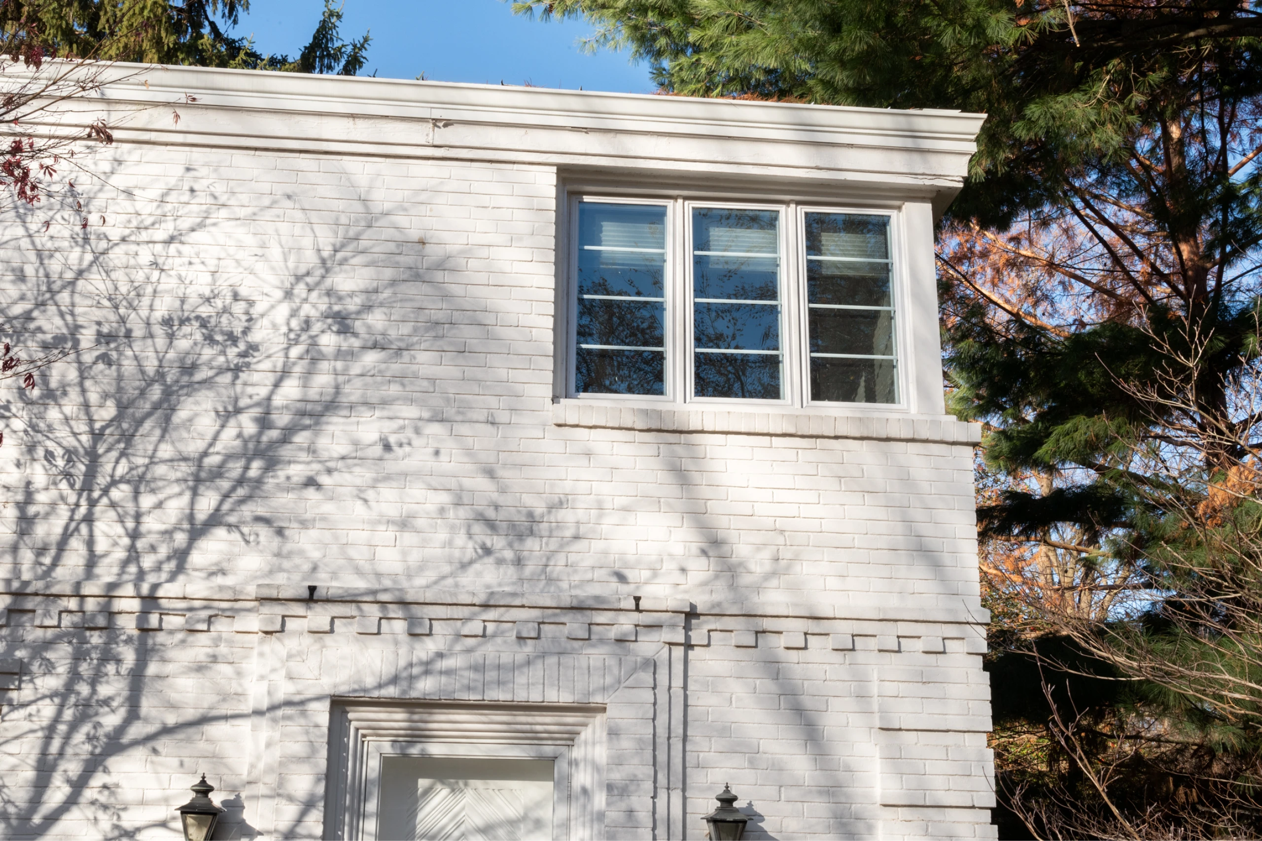 Close up view of the of the Dean House exterior designed by Charles Eames in 1936.