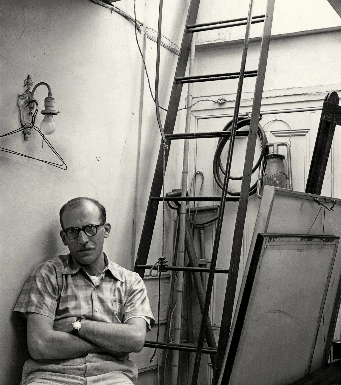 Modernist artist Saul Steinberg in this photo taken on February 21, 1947. Photo by Arnold Newman Properties / Getty Images.