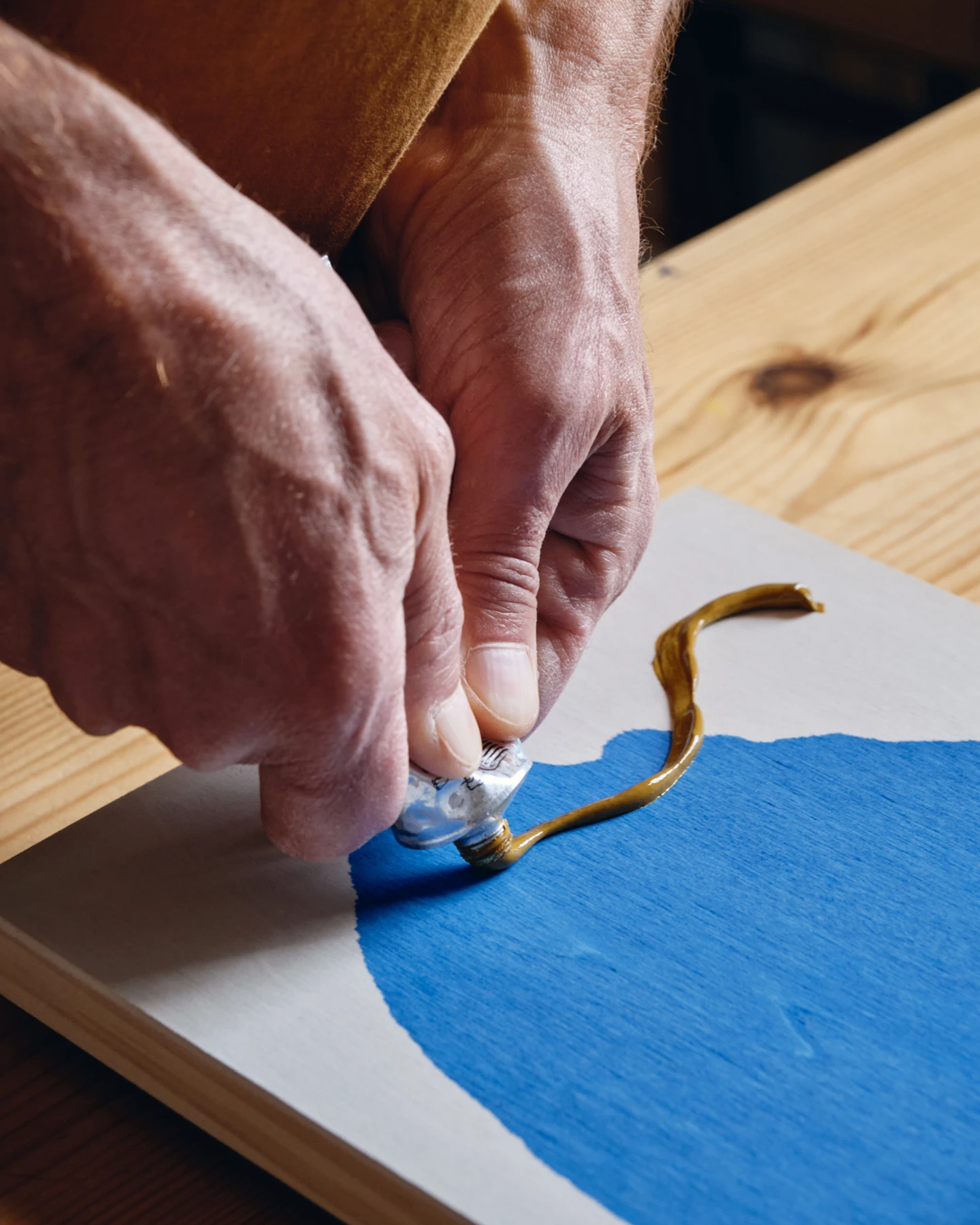 Artist Daniel Eatock in his London art studio, demonstrating his unique art-making process while making a Rolling Pin Painting.
