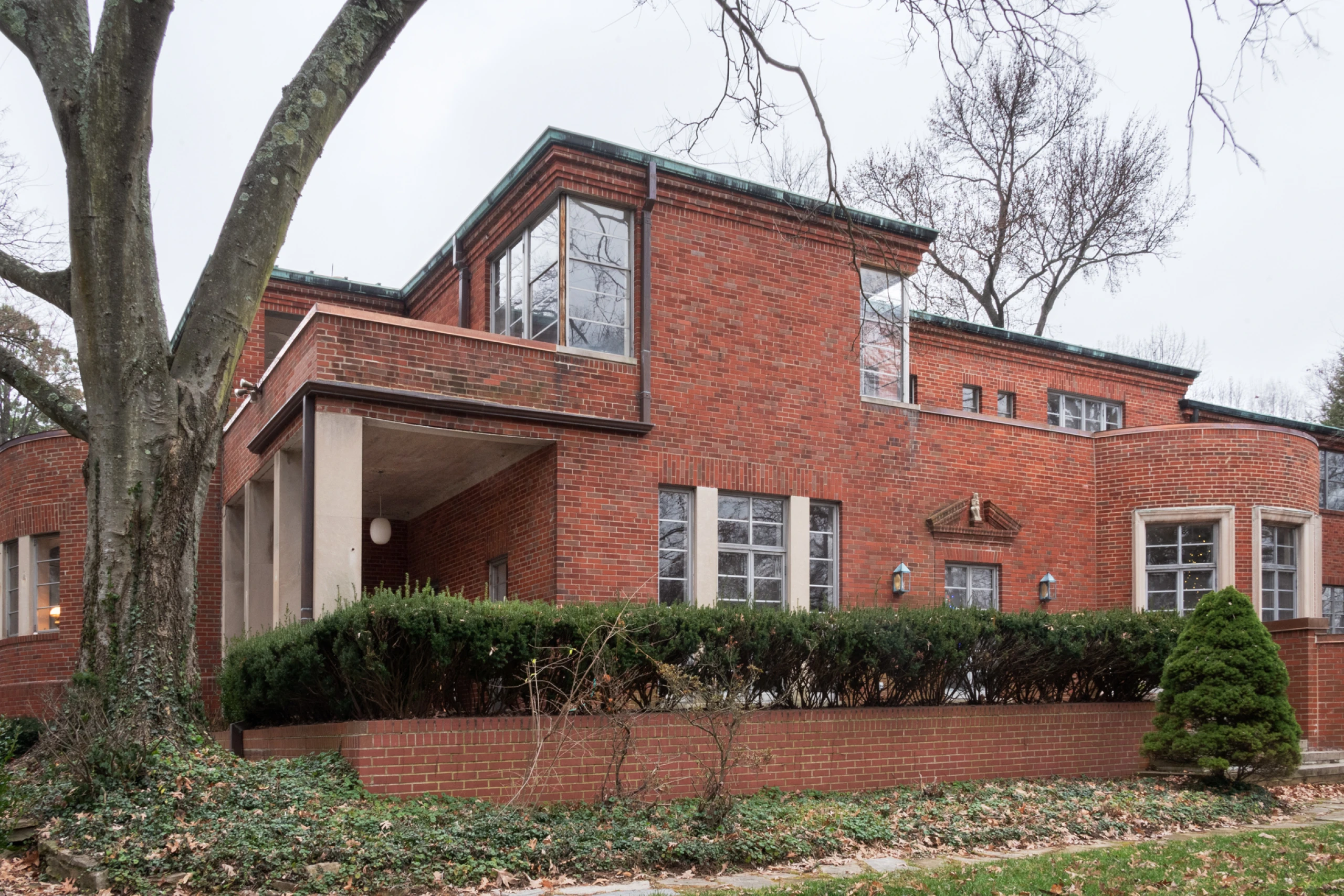 Exterior side view of the Meyer House designed by Charles Eames from 1936-38.
