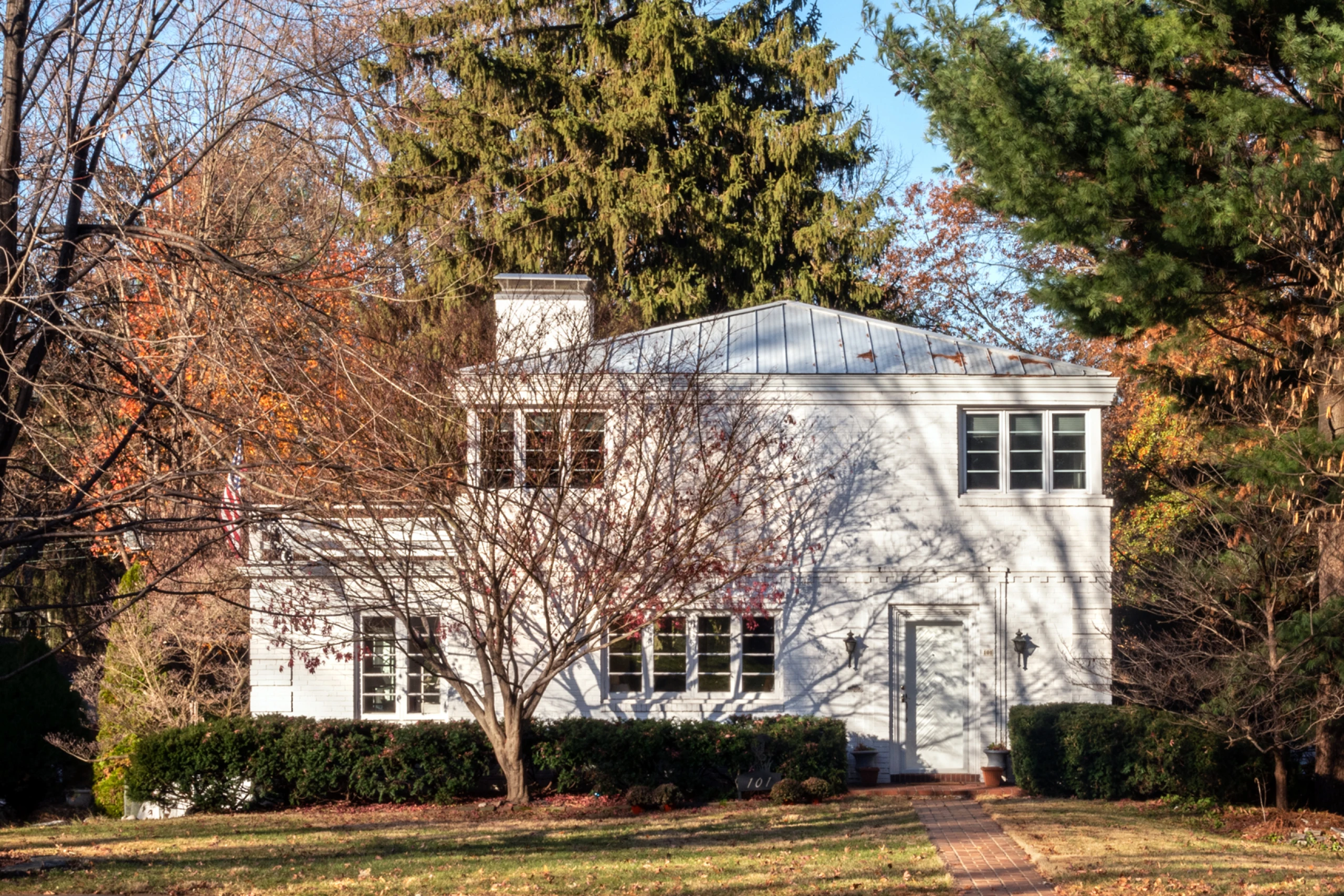 Exterior front view of the Dean House designed by Charles Eames in 1936.