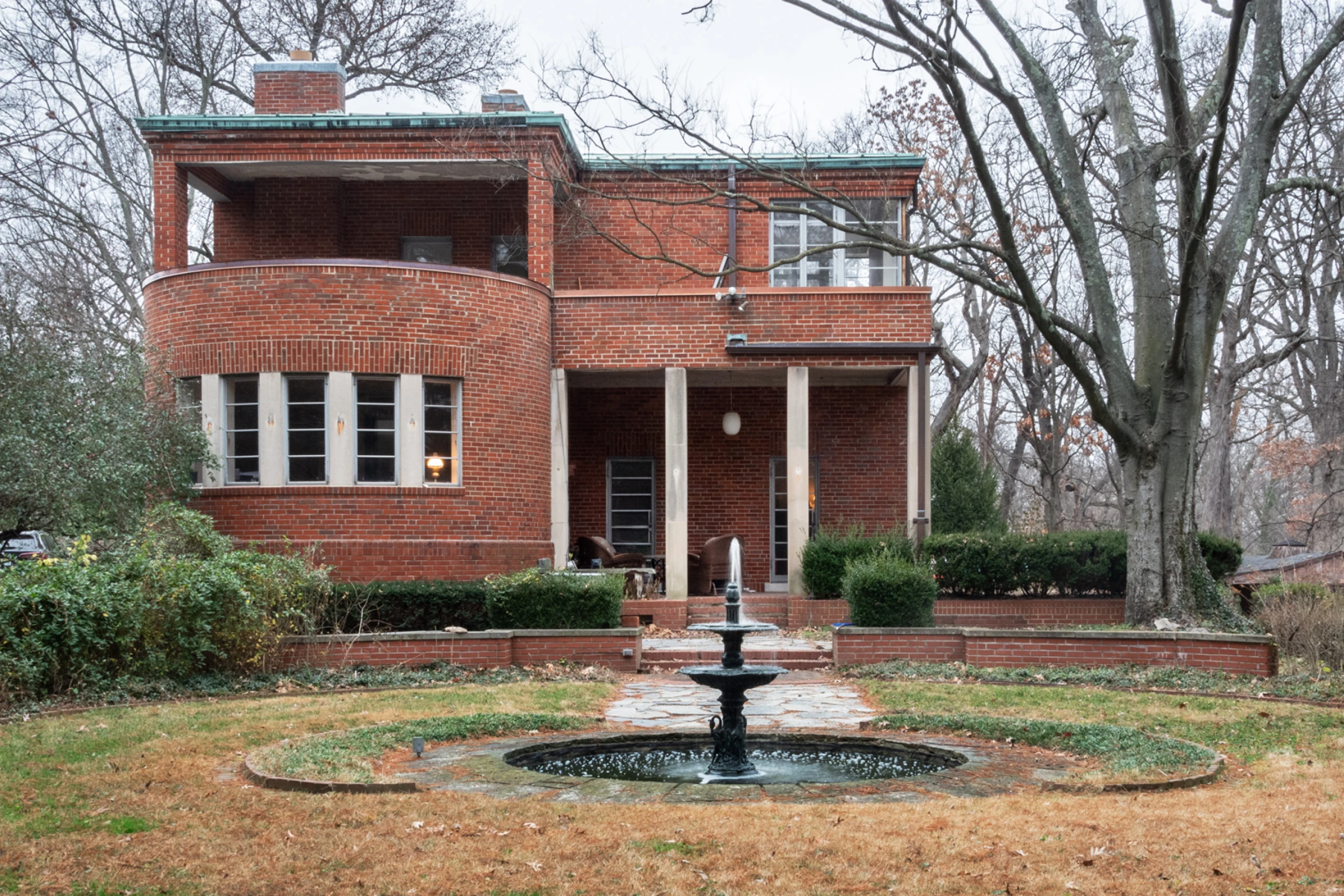 Back exterior view of the Meyer House designed by Charles Eames from 1936-38.