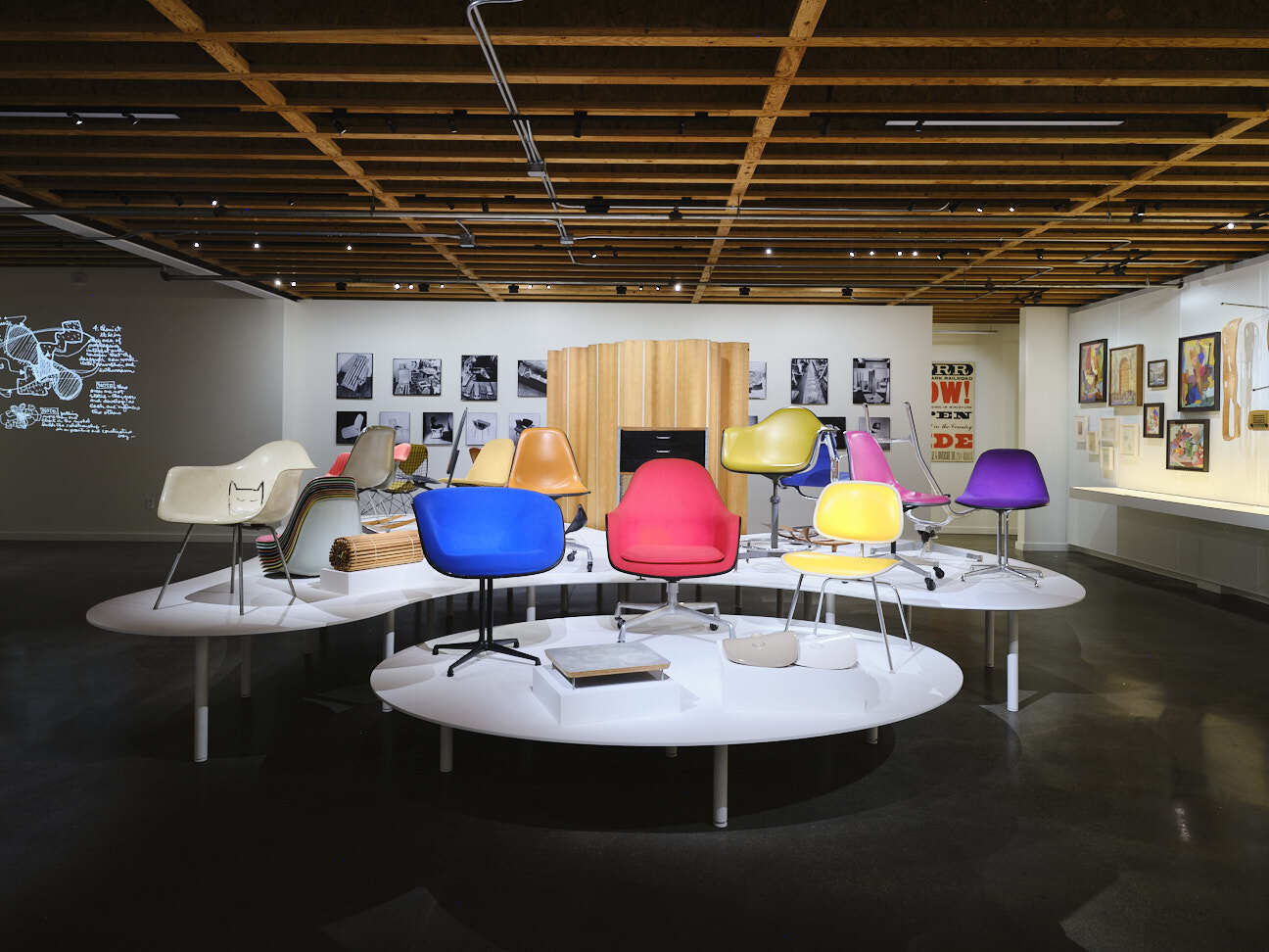 The STORY of EAMES FURNITURE イームズ Amazon.com: The Story of Eames Furniture: 9783899552300: Neuhart