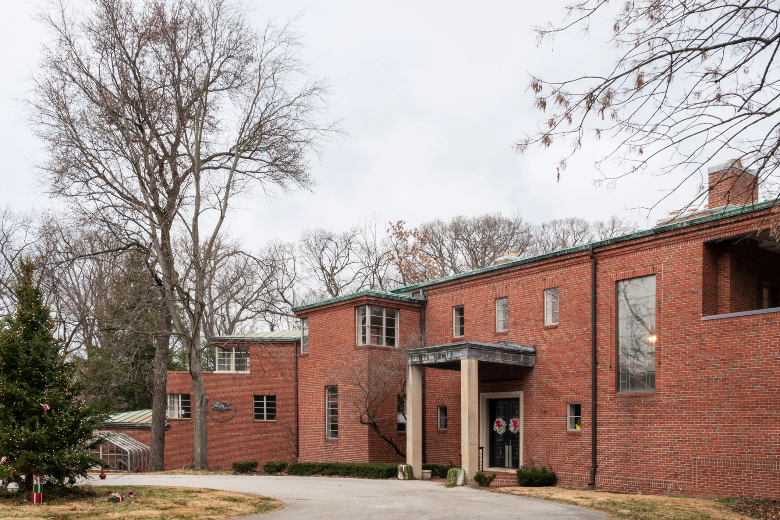 Exterior view of the Meyer House designed by Charles Eames from 1936-38.