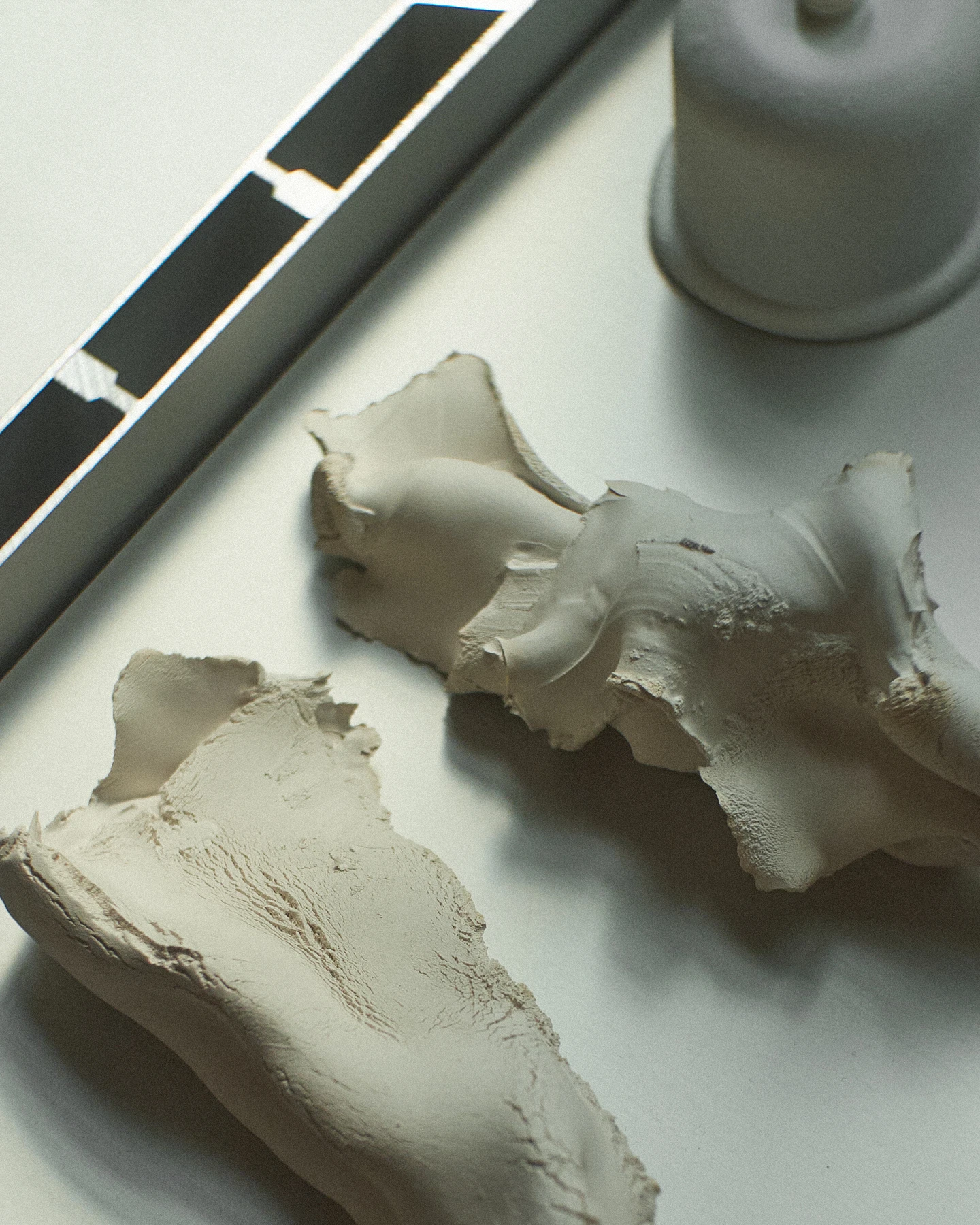 Ceramic samples for door handles on a tray by design studio Formatantasma.