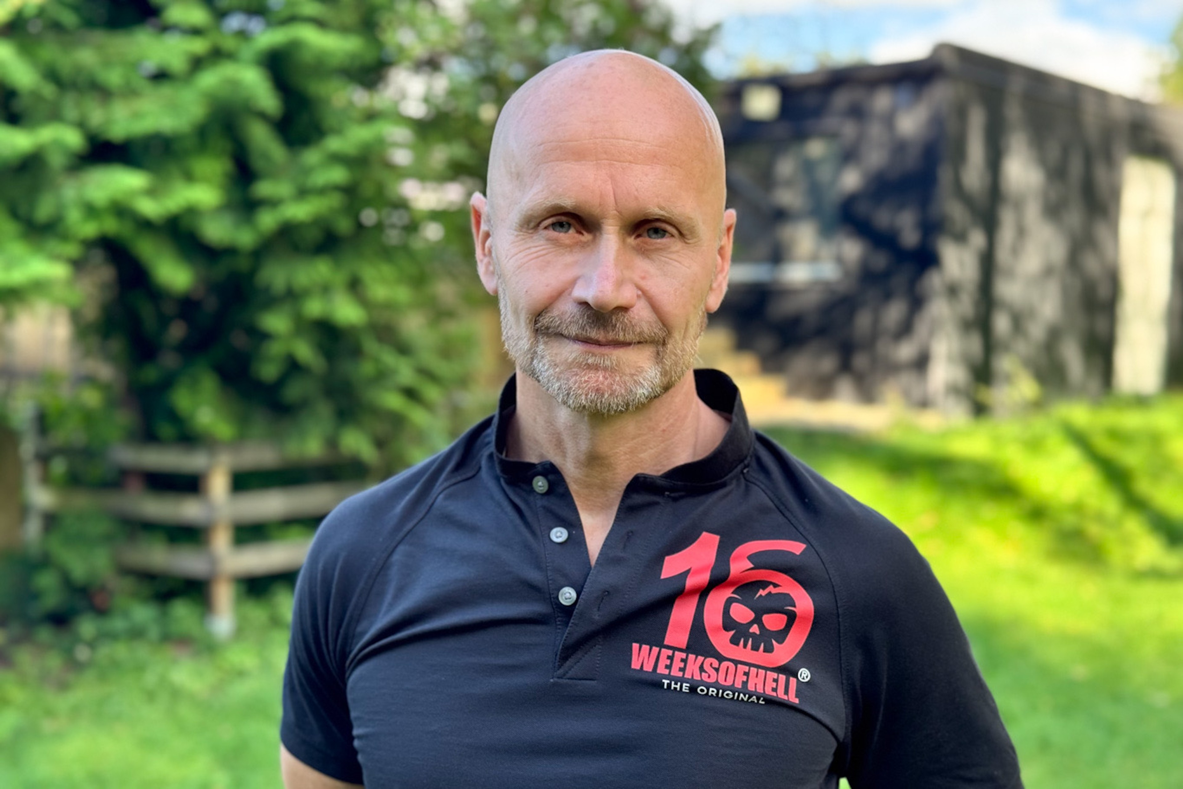 PODCAST: Det besinningslösa våldet var nära att ta hans liv – träningsprofilen om traumat och om att hjälpa andra med inre och yttre styrka