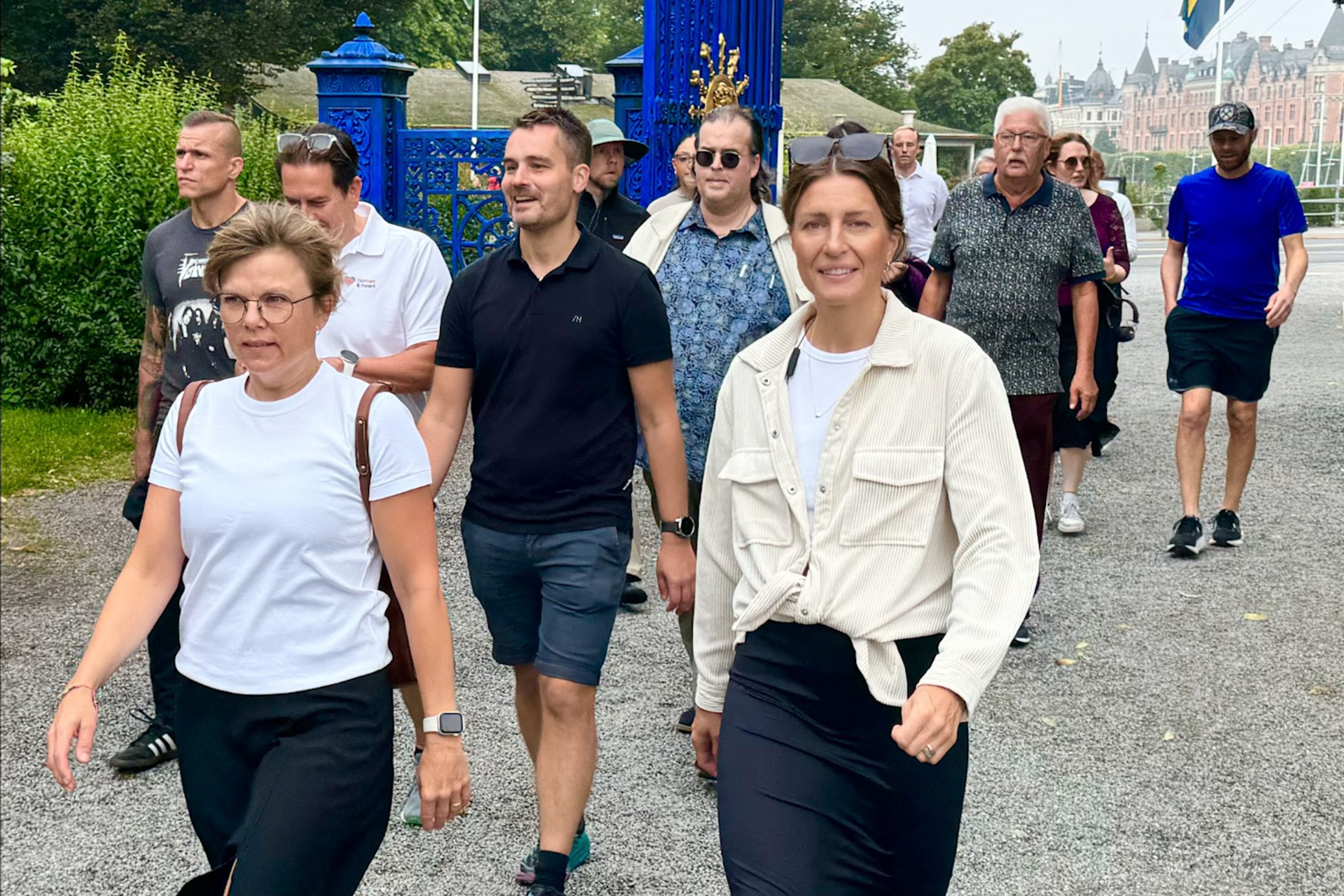 Här lämnar Human&Hearts medarbetare Stockholm för att vandra till Paris
