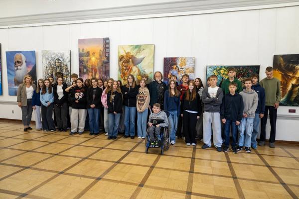 Uczniowie liceum w galerii Pałacu Vauxhall