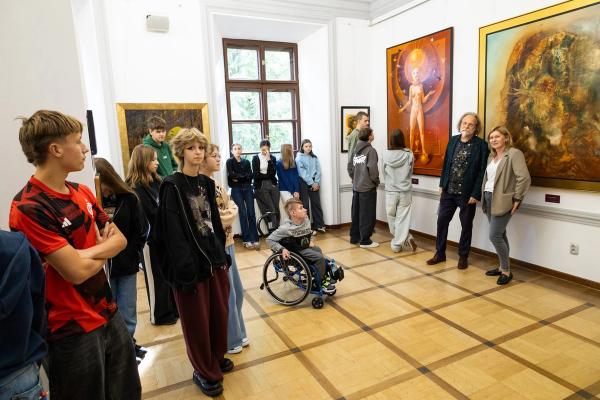 Uczniowie liceum w galerii Pałacu Vauxhall