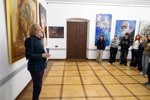 Uczniowie liceum w galerii Pałacu Vauxhall