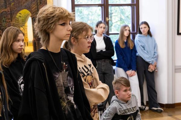 Uczniowie liceum w galerii Pałacu Vauxhall