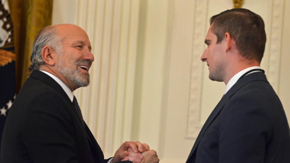 Senadora Warren investiga Tether: Empréstimo para família de Lutnick é questionado