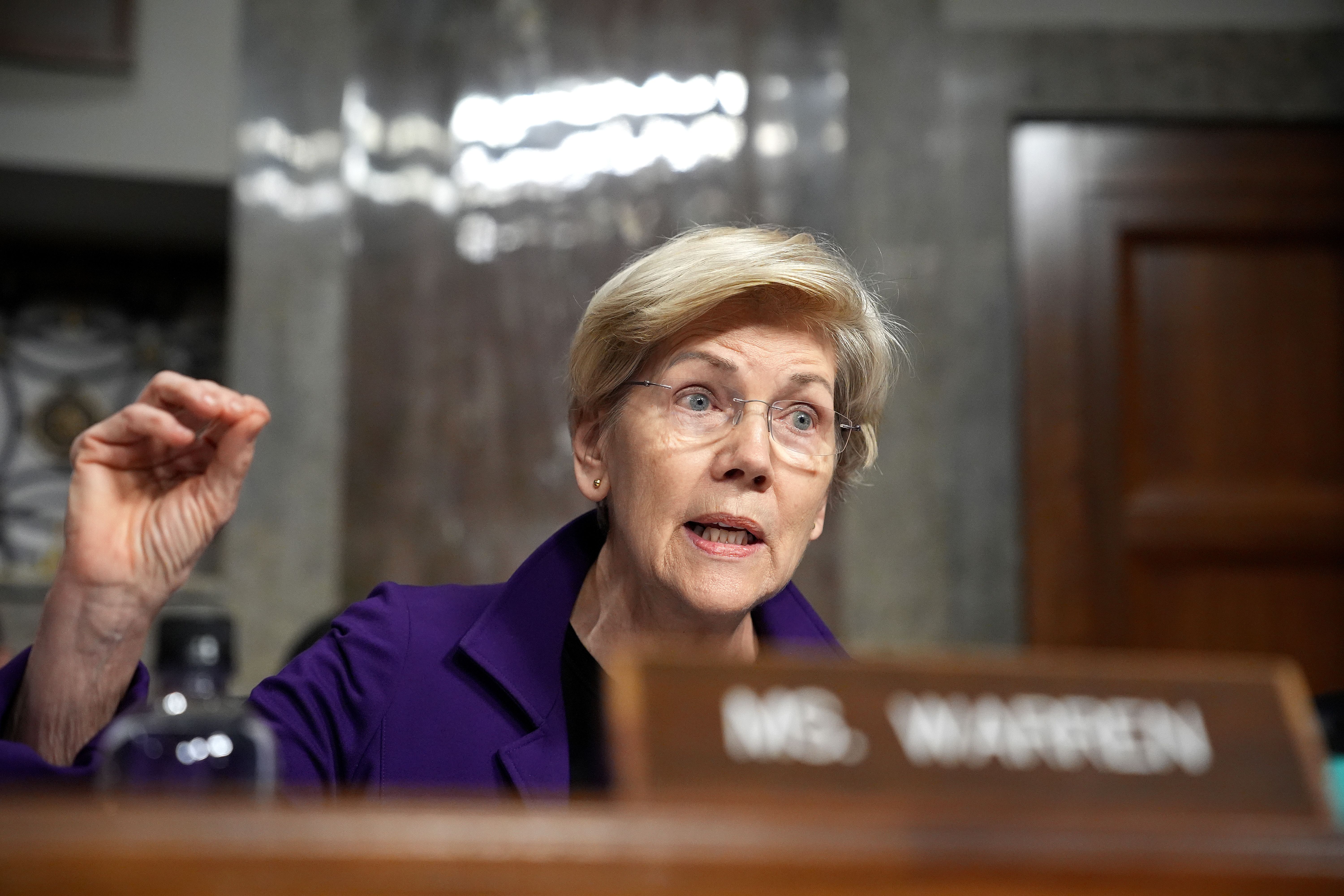 Crypto Critic Elizabeth Warren Probes Trump’s Meme Coin Venture ($TRUMP)