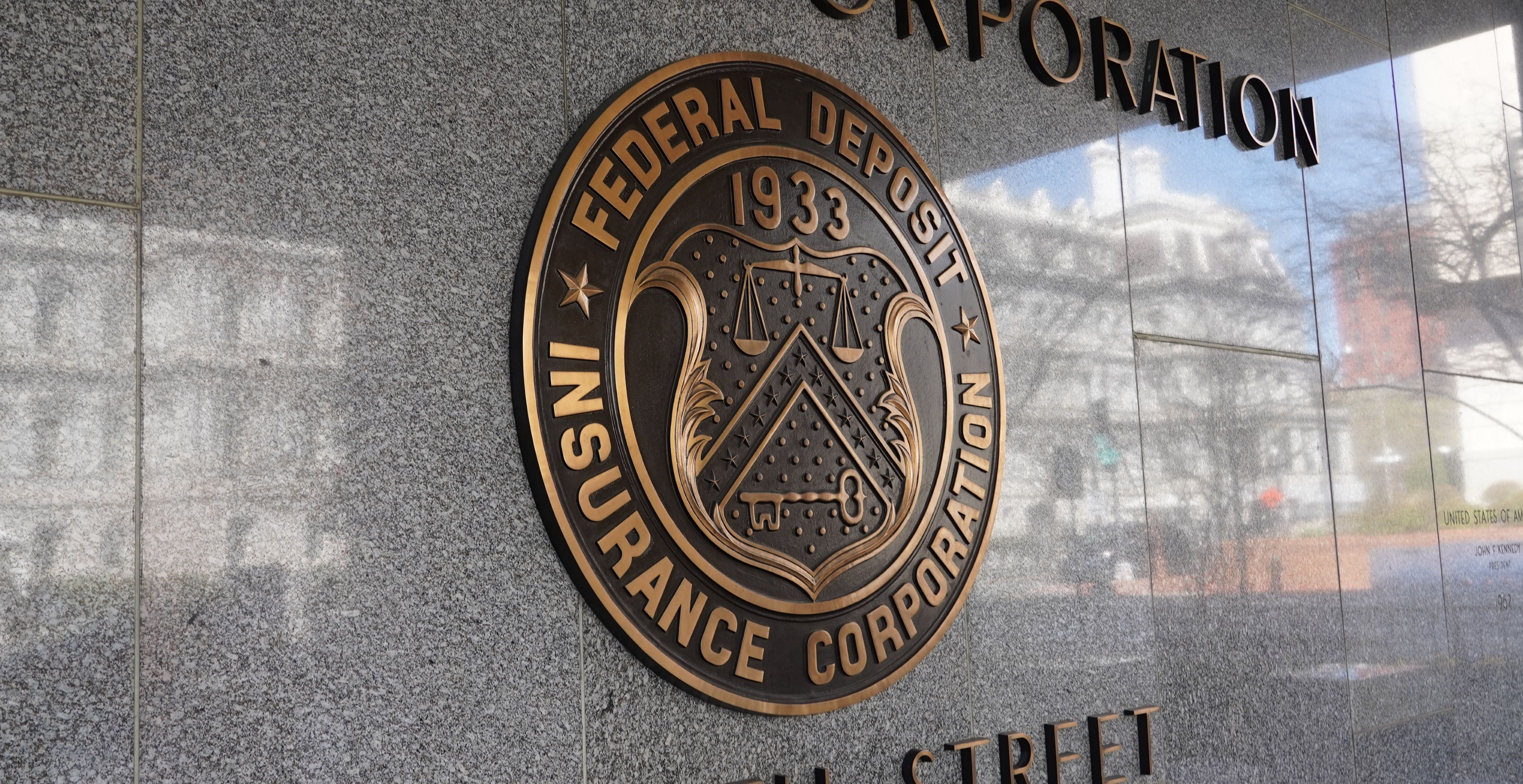 FDIC Crypto Warning Underlines U.S. Banking Agencies' Arm’s-Length Policy