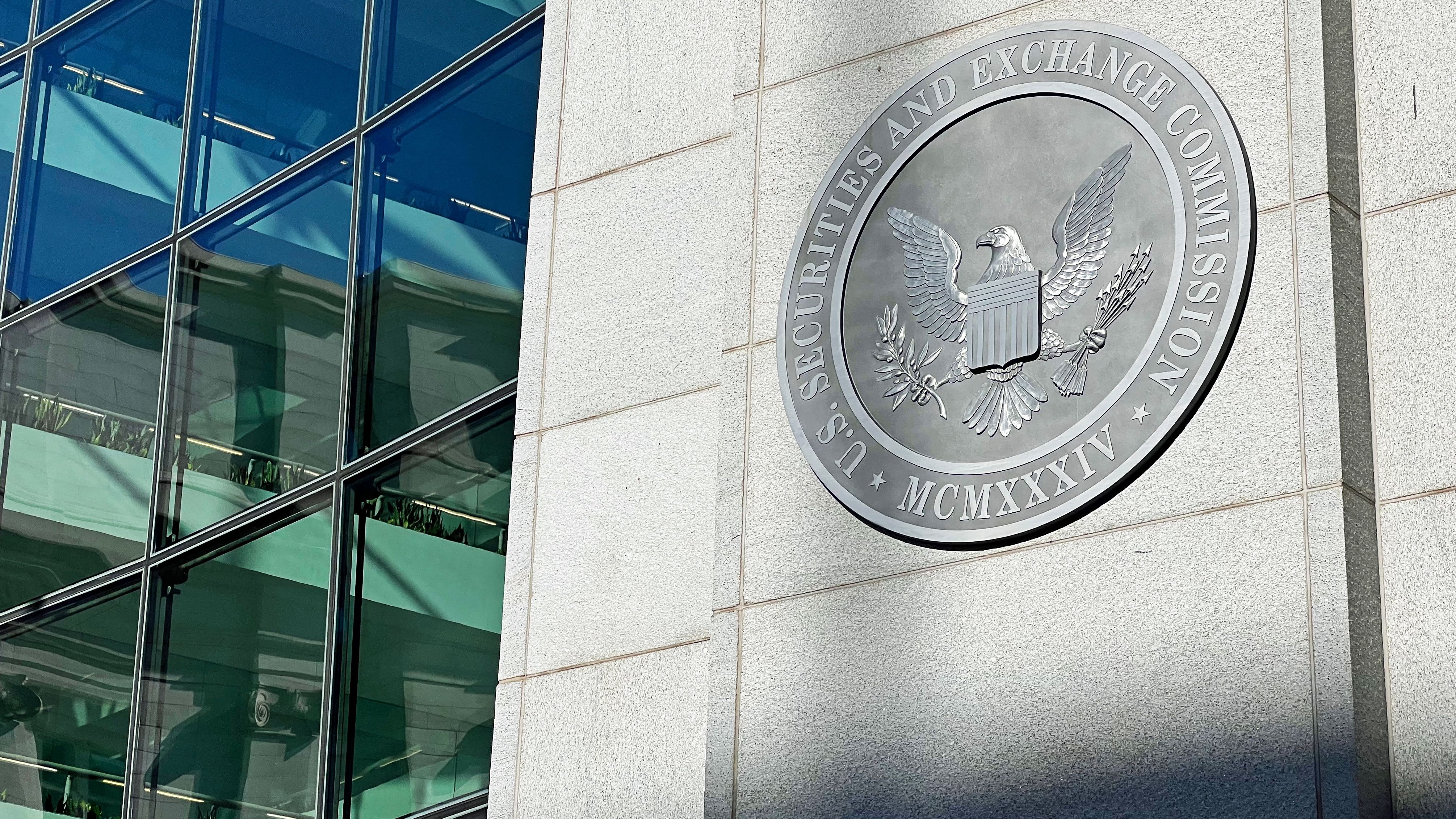 SEC Extends Ark, Global X ETF Deadlines as Government Shutdown Looms