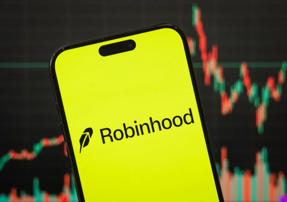 Robinhood Chain Transactions Plunge 42% as Brokerage Extends Fee Subsidies to Revive Trading