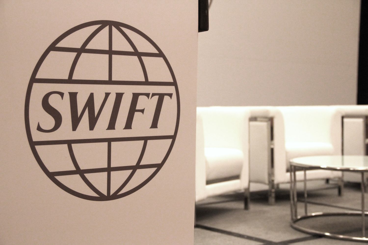 Swift 代币化存款试点说明银行正在回应稳定币的 24 小时时钟