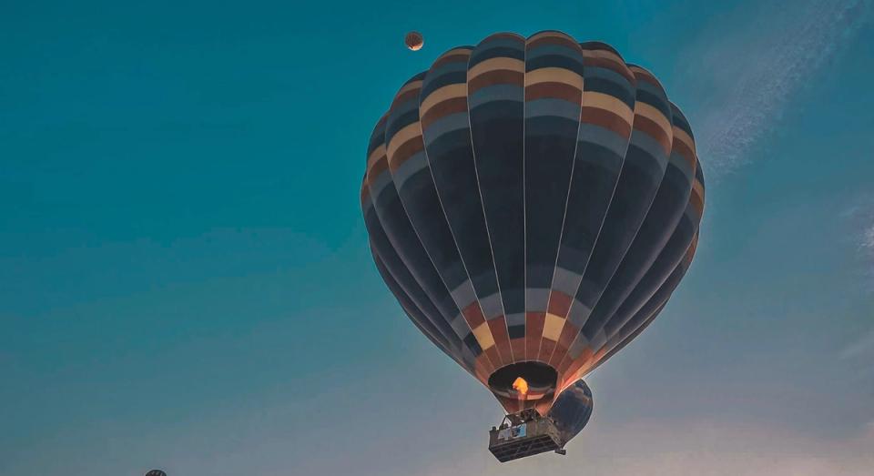 Bitcoin atinge $77.000, Fed anuncia decisão e Trump prepara bloqueio no Golfo Pérsico