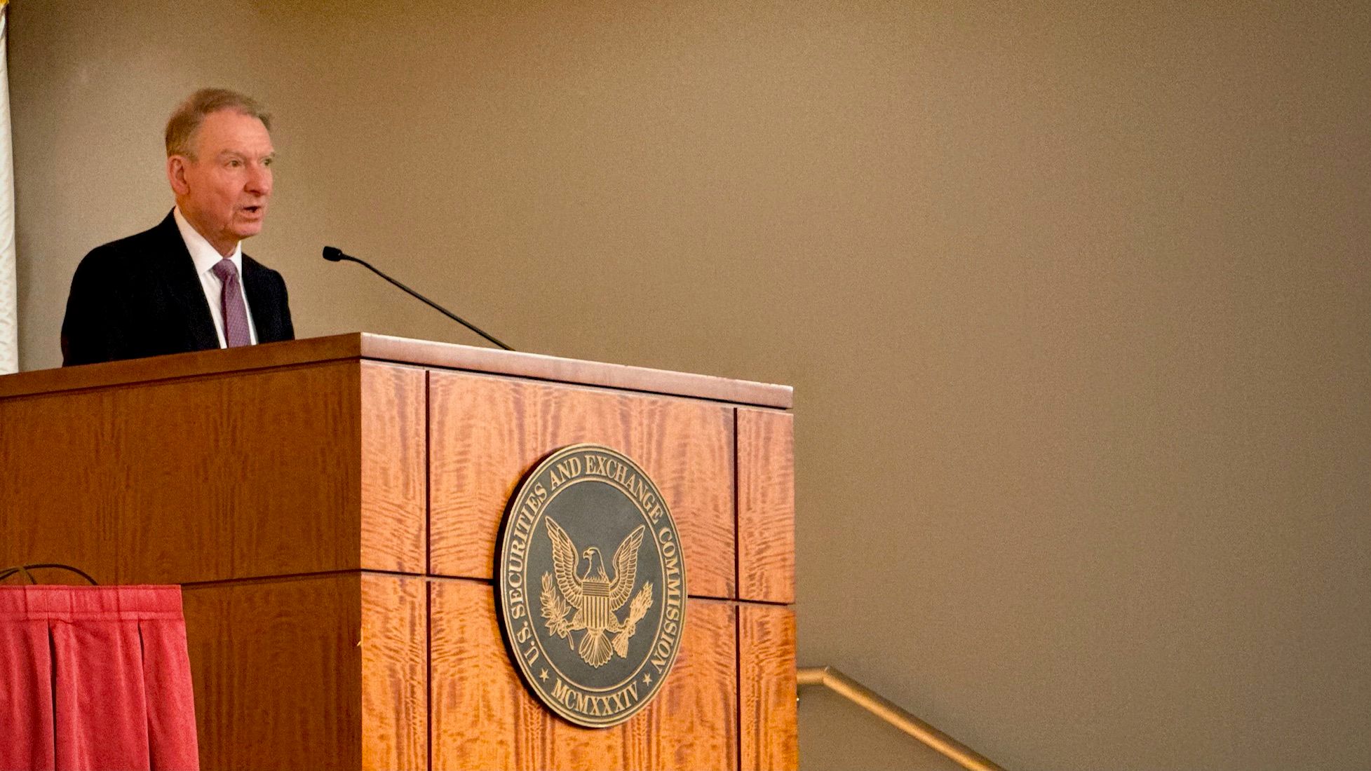 Глава SEC США предупреждает, что сторожевые псы должны быть ограничены в использовании мощности криптовалюты для сноупа - CoinDesk | Related Crypto Article